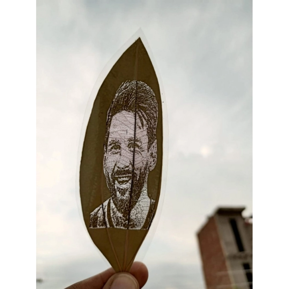 64024-1000x1000-1.webp Custom Portrait Leaf Picture – Personalized Engraved Artwork on Natural Leaf - Image 1