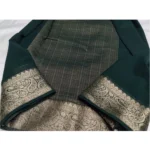Women's Crepe Chit Pallu Solid Saree With Unstitched Blouse 5.5Mtr (Bottle Green) - Image 2